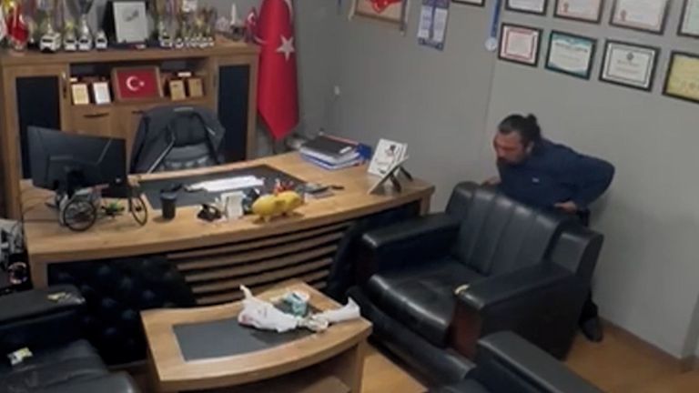 Dusící se Turek poskytl sám sobě Heimlichův manévr